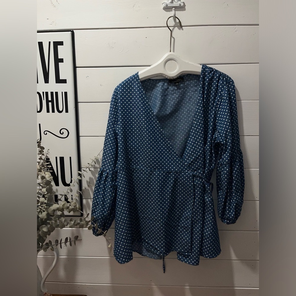 SUZANNE BETRO, beautiful denim blue and white polka dot crossover  blouse 2x - Picture 7 of 14